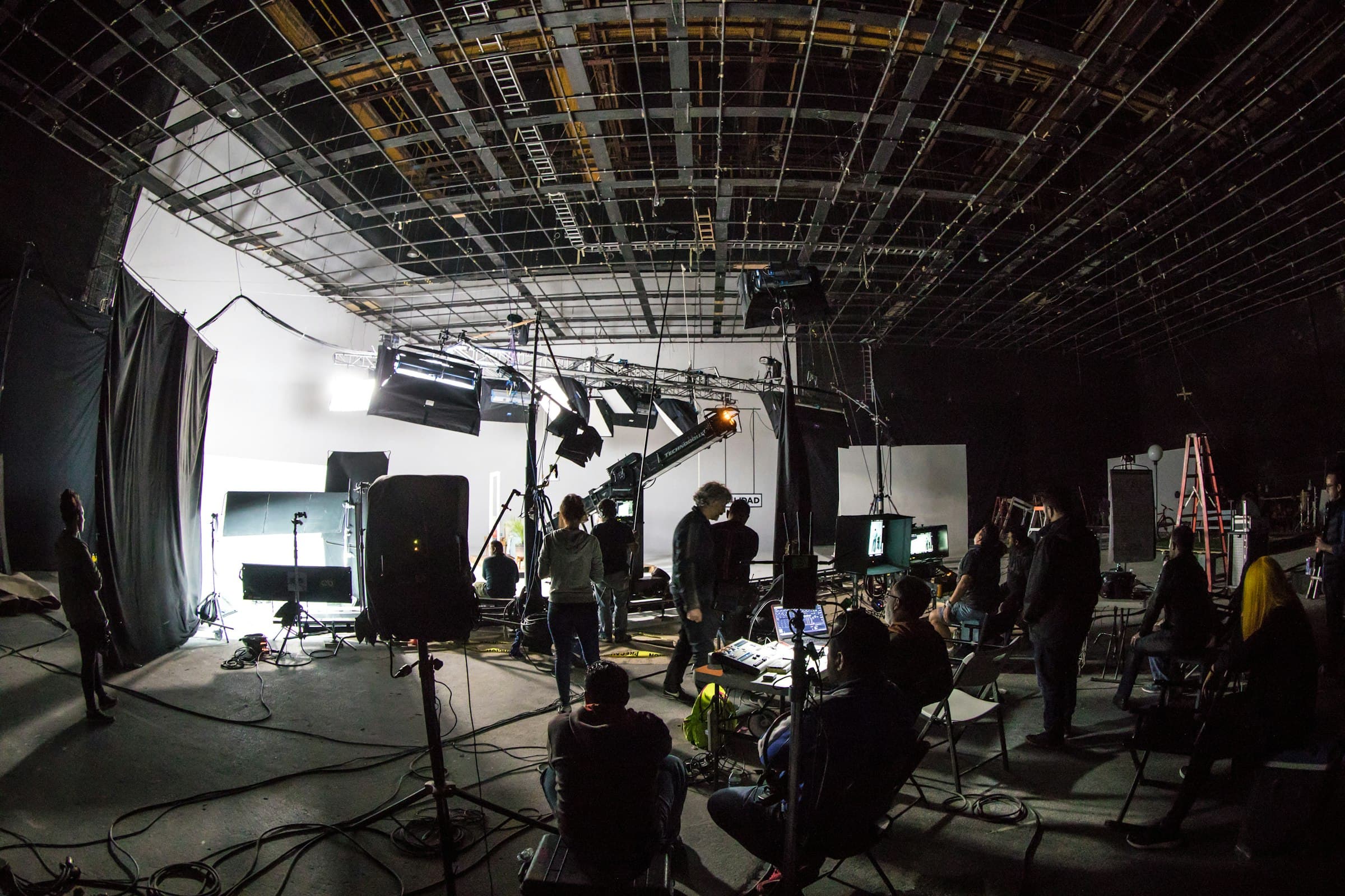 Filmcrew im Studio mit Licht- und Kameratechnik