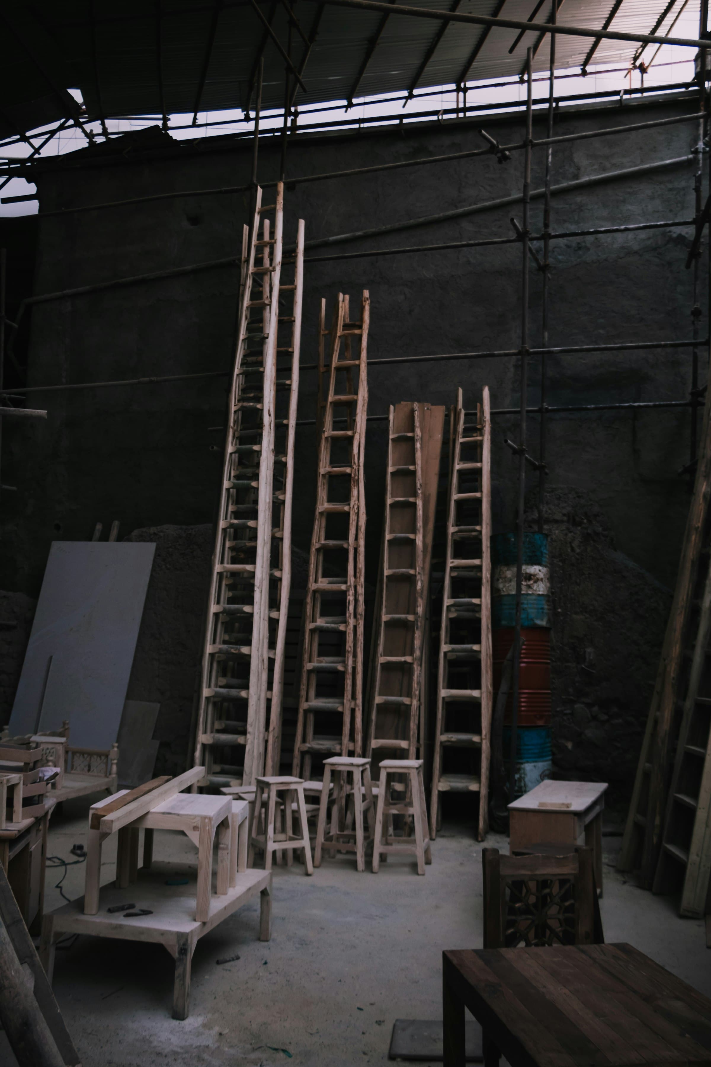 Tischler bearbeitet Holz beim Aufbau eines Sets