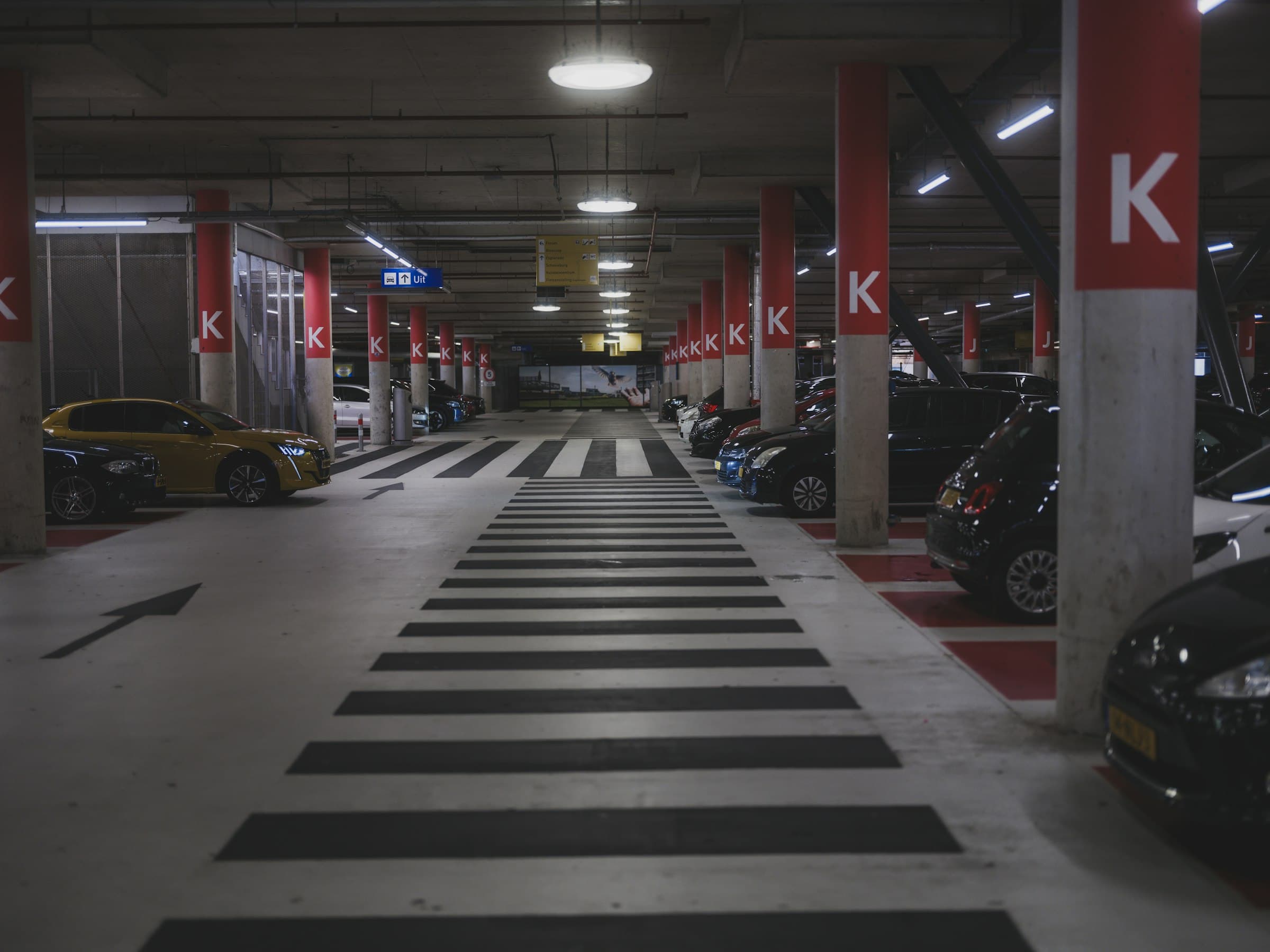 Fahrzeuge in einer beleuchteten Innengarage