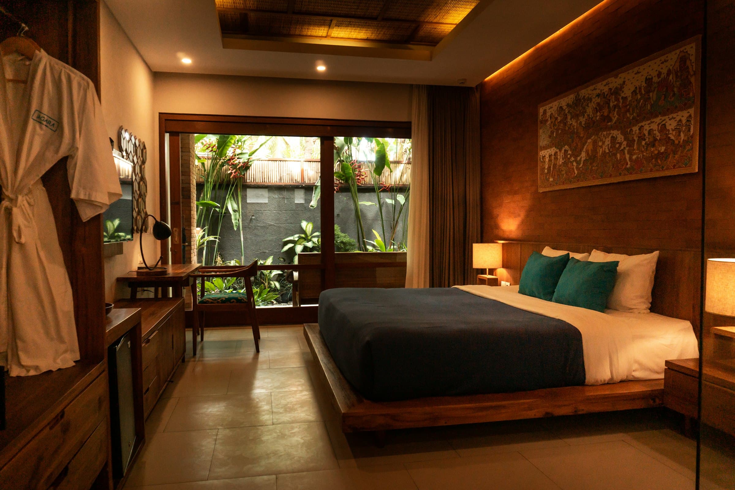 Hotelzimmer mit Doppelbett und ruhigem Ausblick