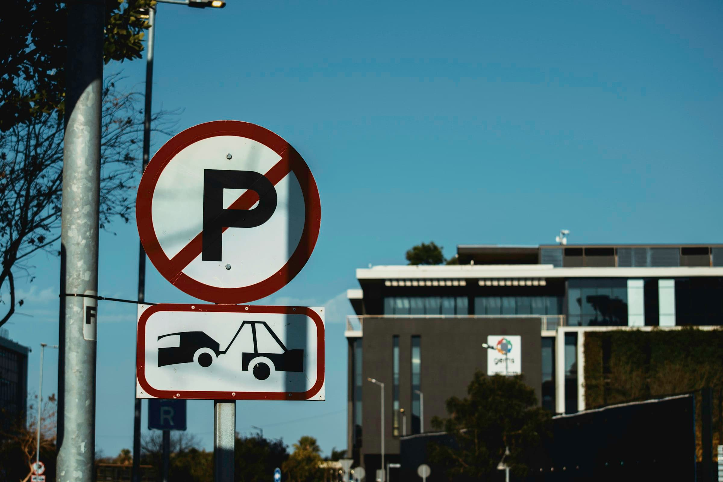 Halteverbotsschild am Straßenrand