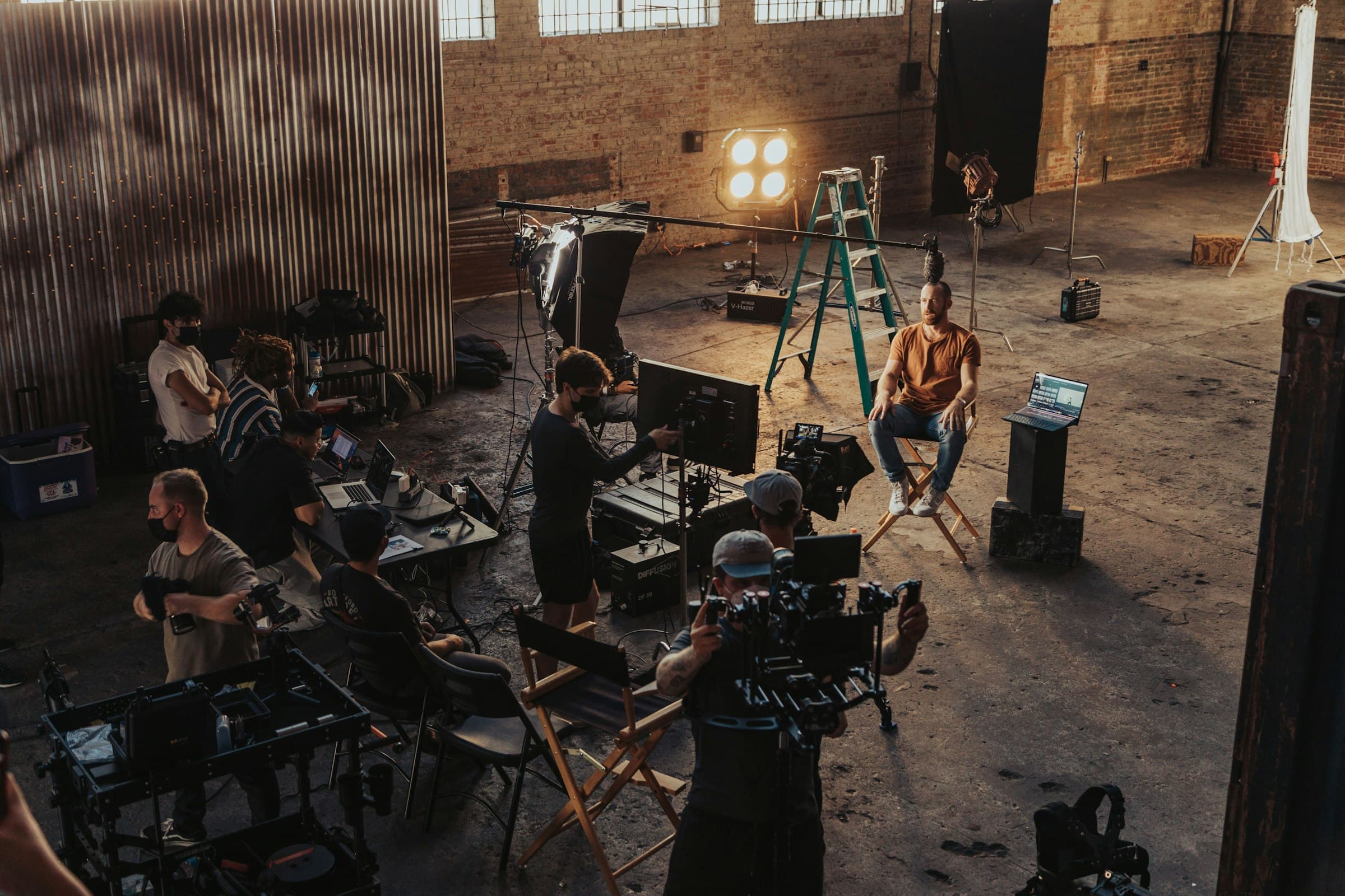 Filmteam arbeitet gemeinsam an einer Kamera am Set